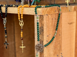 THAYSSA RAMOS VILELA (ARTESANTO EM JOIAS RELIGIOSAS)